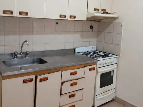 CASA PH DE 3 AMBIENTES CON PATIO EN ALQUILER - CASTELAR SEUR