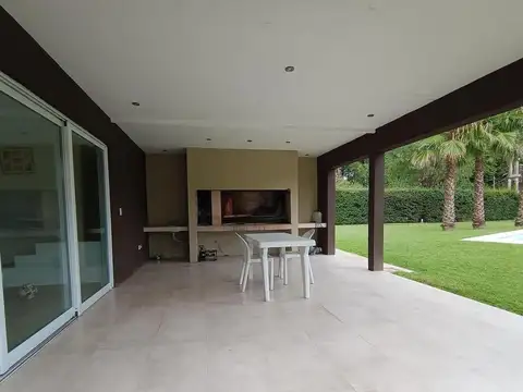 Casa con ambientes amplios y luminosos, con gran parque