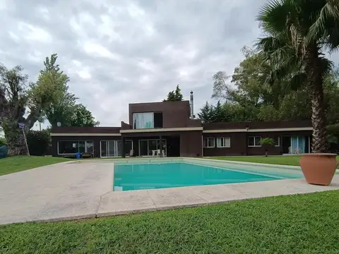Casa con ambientes amplios y luminosos, con gran parque