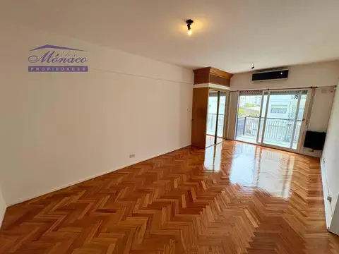 1 amb fte con balcon y cocina separada.