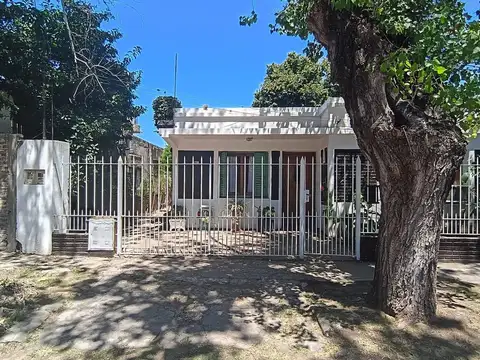 VENTA CASA 3 AMBIENTES CON AMPLIO TERRENO CLAYPOLE