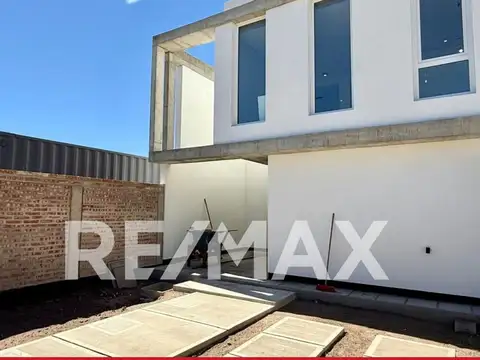 Casa 6 ambientes con 2 baños