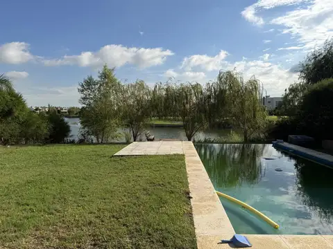 CASA A LAGUNA EN ALQUILER EN EL CANTON ISLAS