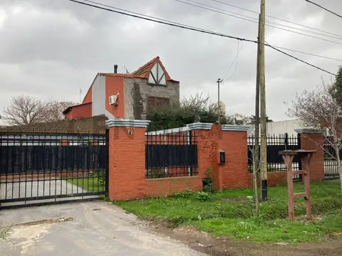 49 e/ 154 y 155 La Plata -Casa con parque y pileta en venta