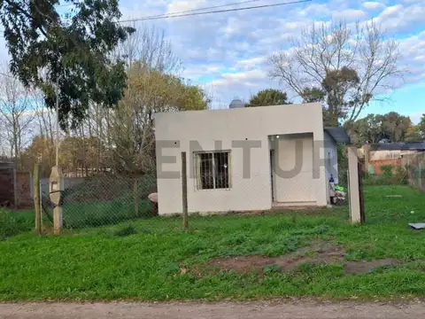 Venta - Casa sobre lote en Barrio Felix U Camet