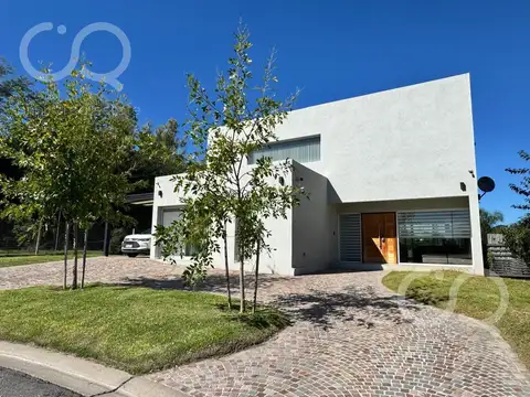 Casa 5 ambientes con 3 baños