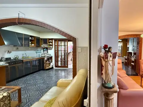 Casa 5 ambientes con quincho, pileta y jacuzzi en Villa Luzuriaga