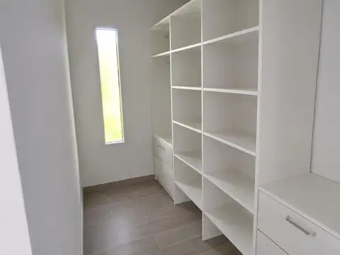 Casa en Alquiler con 2 cocheras