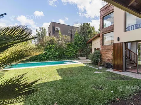 Casa en Alquiler con 2 cocheras