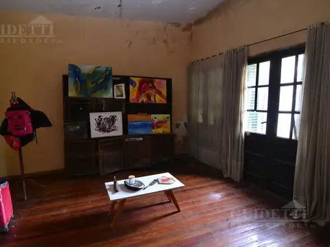 Venta Casa con jardín al frente Garage -  metros de Plaza Mackenna-  Saavedra
