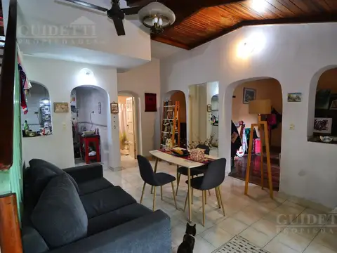 Venta Casa con jardín al frente Garage -  metros de Plaza Mackenna-  Saavedra