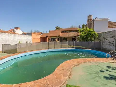 Casa en Venta con 3 cocheras