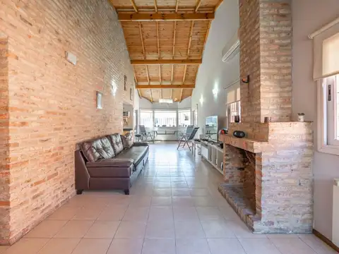 Casa 5 ambientes con 2 baños