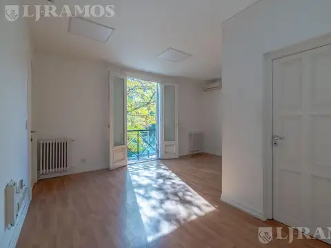 Oficina 5 ambientes con 2 baños