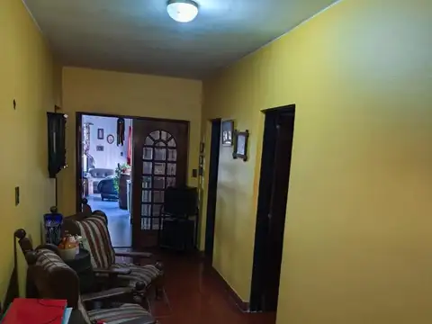 Casa 5 ambientes con 2 baños