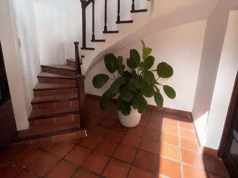 Casa 9 ambientes con 3 baños