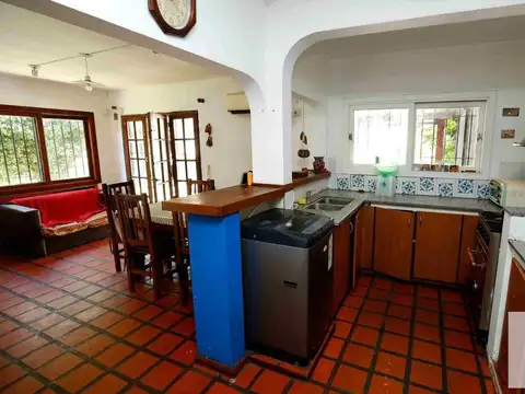 Casa en venta - 3 dormitorios 2 baños - 150mts2 - Manuel B. Gonnet, La Plata