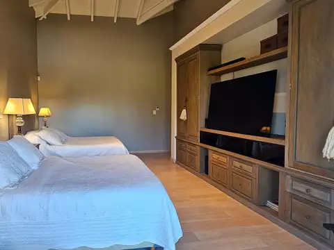 Venta Casa 7 dormitorios con imponente jardín parquizado Kentucky Club de Campo Funes