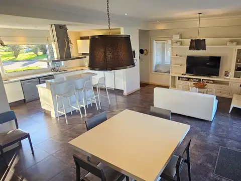Casa 11 ambientes con 8 baños