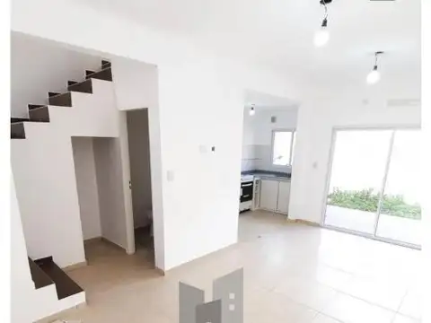 Depto Tipo Casa en Alquiler en Ituzaingó Sur, $ 1.100.000