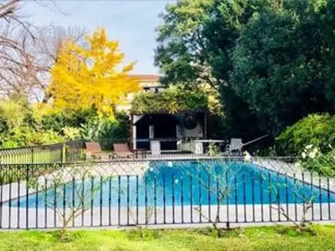 Casa en Alquiler con 2 cocheras