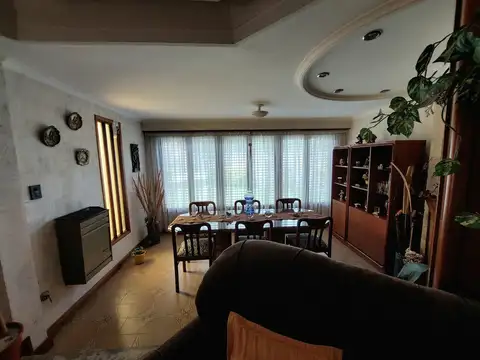 Casa 5 ambientes con 3 baños