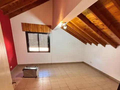 Casa 4 ambientes con 2 baños