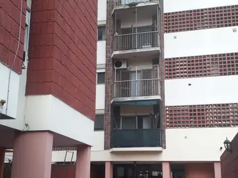 CASEROS CENTRO-EXCELENTE UBICACIÓN-  3 AMB INST. CON BALCÓN Y LAVADERO- FRENTE AL TÚNEL.
