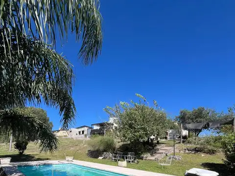 SE VENDE CASA DE DOS DORMITORIOS, PISCINA Y COCHERA EN VILLA GARCÍA, TANTI!