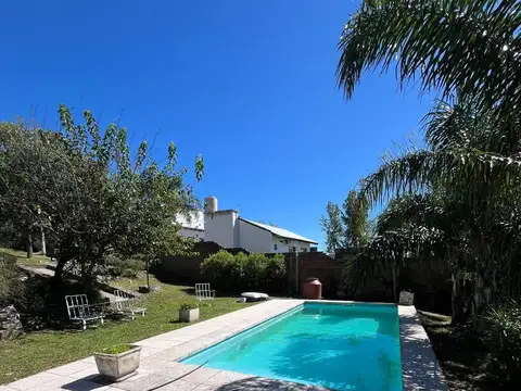 Casa en Venta con 2 cocheras