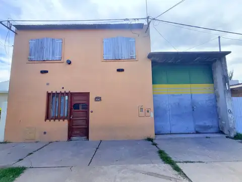 Casa tres dormitorios con galpón y gran terreno