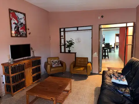 Casa tres dormitorios con galpón y gran terreno