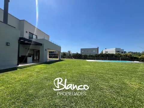 Ayres Plaza 100