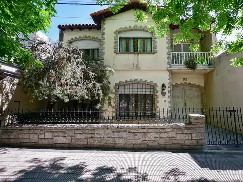 Casa en Venta La Plata 3 dormit, quincho, pileta  19 66/67