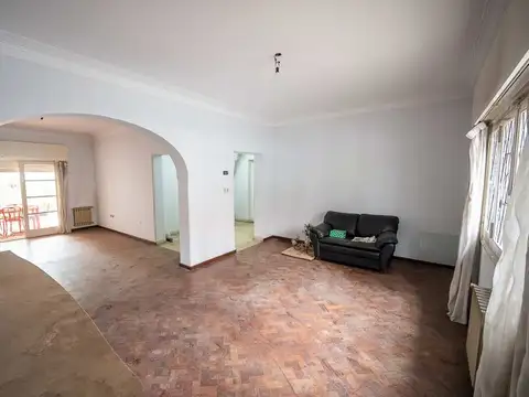 Casa 8 ambientes con 2 baños
