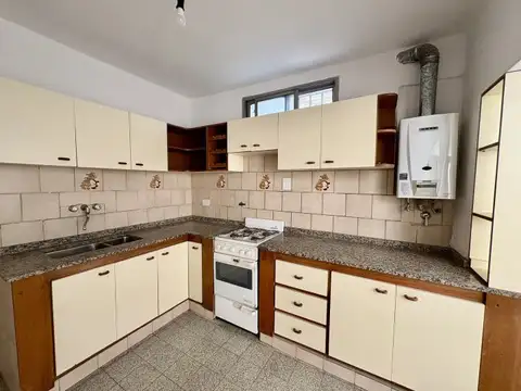 Depto Tipo Casa en Alquiler en Abasto, $ 700.000