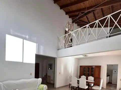 Casa en Alquiler con 2 cocheras