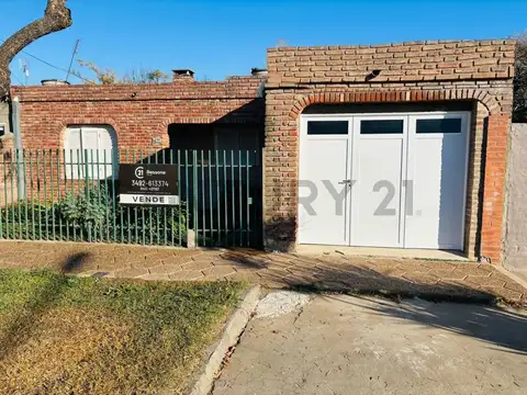En Venta: Hermosa Casa Familiar de 3 Dormitorios con Hogar, Garage y Pileta en Humboldt