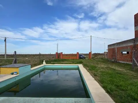 Terreno con pileta y vivienda 300 m² - Altos de piñero