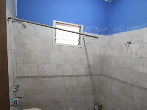 CASA 2 AMBIENTES CON COCHERAS LOTE 10 X 20 ESCUCHA OFERTA