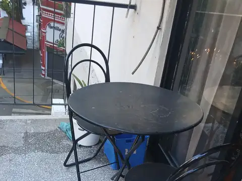 MONOAMBIENTE CON BALCÓN Y COCINA SEPARADA.