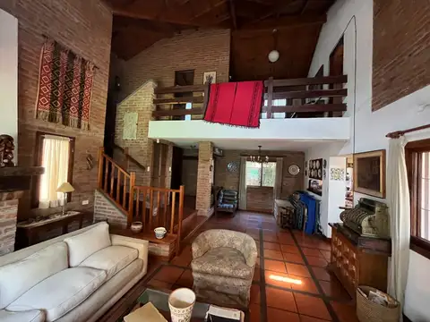 Solido chalet con muy buen lote y gran pileta.