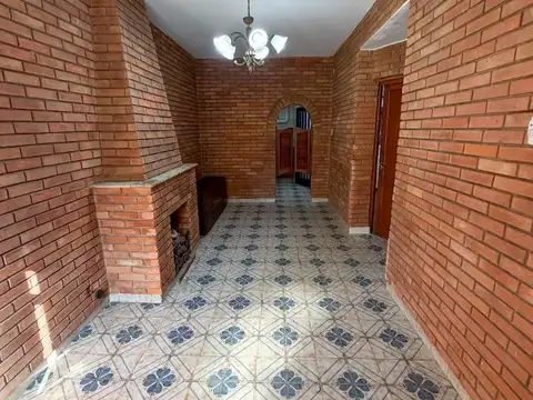 Ideal Vivienda e Inversión: Casa de 2 Dormitorios + Local !