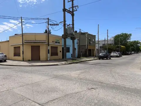 Casa con Local, 8 y 145, Berisso. 2 dormitorios, garaje, terraza.