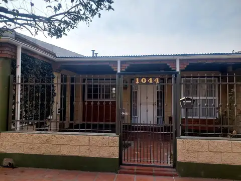 VENTA CASA EN LAS PAREJAS Calle 32 Nº 1044 – Impecable