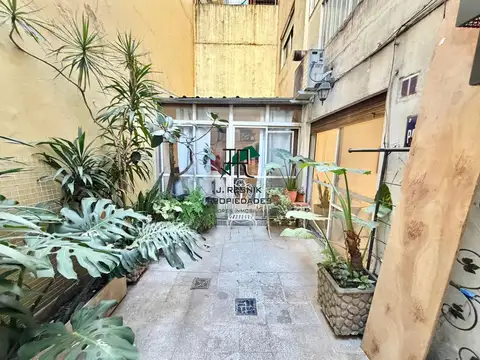 Excelente 2 ambientes con patio. Apto profesional
