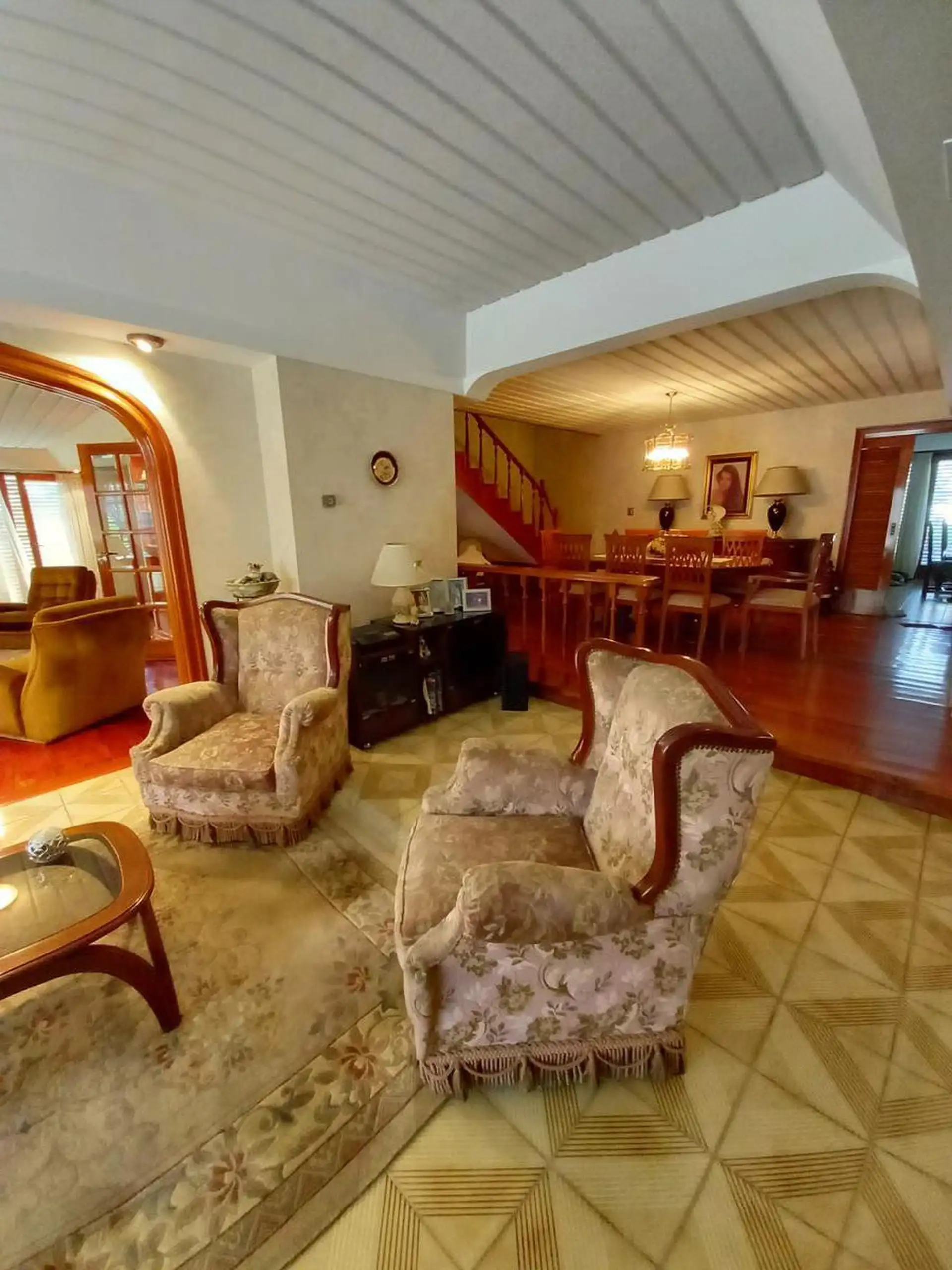 Chalet 6 ambientes sobre dos lotes Parque Luro
