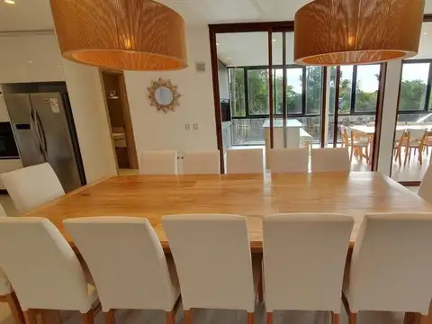 Casa 9 ambientes con 6 baños