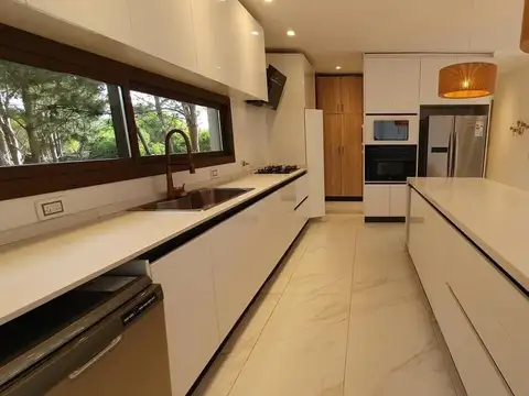 Casa en venta - 6 Dormitorios 8 Baños - Pinamar