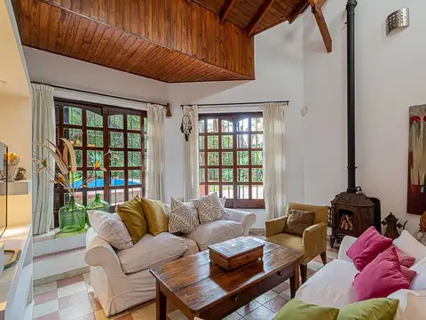 Casa 6 ambientes con 2 baños